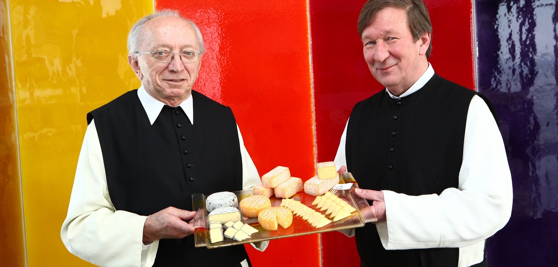 Auf dem Foto sieht man zwei Brüder, die den Biokäse präsentieren.

Foto: Martin Heim