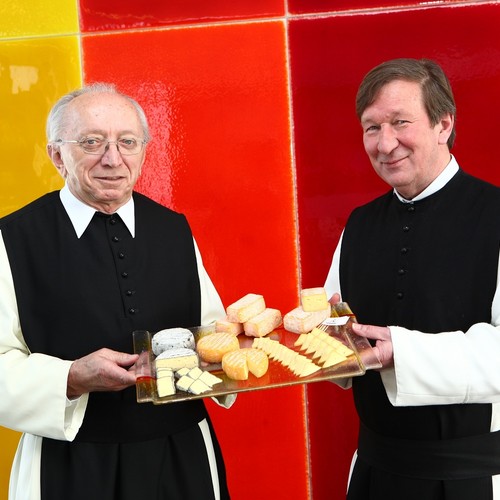 Auf dem Foto sieht man zwei Brüder, die den Biokäse präsentieren.

Foto: Martin Heim