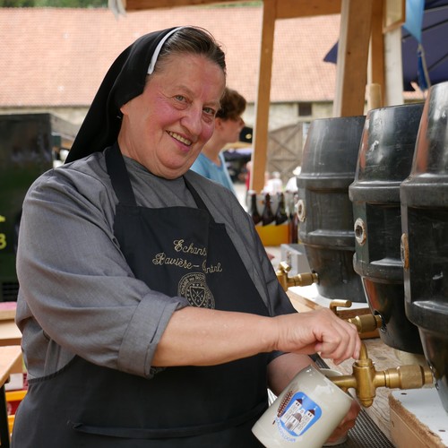 Auf dem Foto sieht man Schwester Doris, die das Bier für die Besucher zapft. 

Foto: LWL