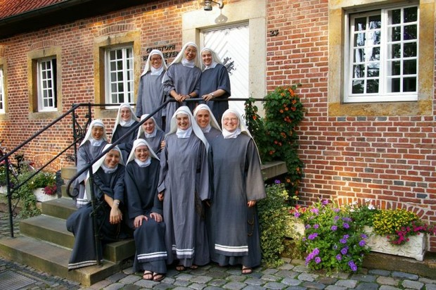 Auf dem Foto sind die Schwestern von Maria Stella Matutina vor dem Kloster zu sehen.

Foto: Schwestern von Maria Stella Matutina