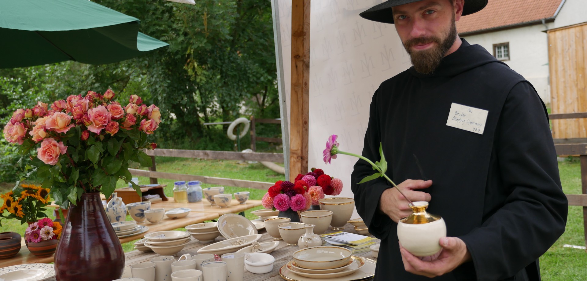 Auf dem Foto sieht man Bruder Stephan, der die in Maria Laach hergestellte Keramik präsentiert.

Foto: LWL