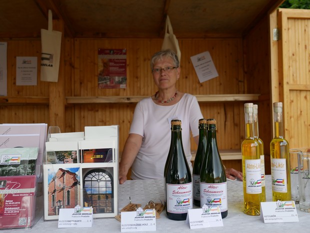 Auf dem Foto sieht man eine Ehrenamtliche am Stand des Fördervereins.

Foto: LWL