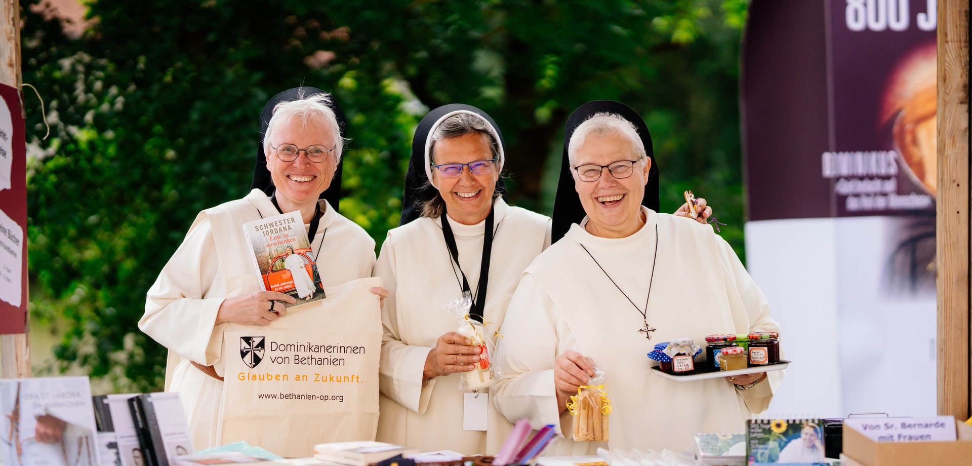 Die Dominikanerinnen von Bethanien sorgen für gute Stimmung auf dem Klostermarkt

Foto: Bezim Mazhiqi