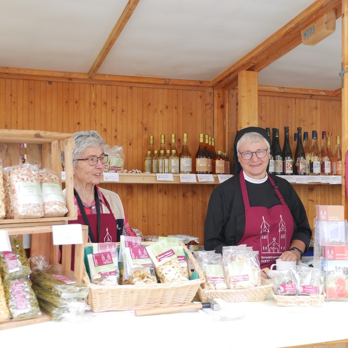 Die Hildegard-Schwestern waren schon zum ersten Klostermarkt 2002 dabei.

Foto: LWL/Pillen (öffnet vergrößerte Bildansicht)
