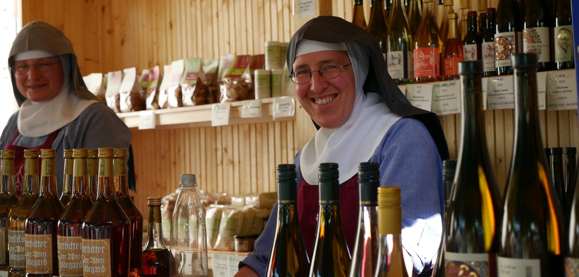 Auf dem Foto sieht man zwei Benediktinerinnen in der Klostermarkthütte.

Foto: LWL