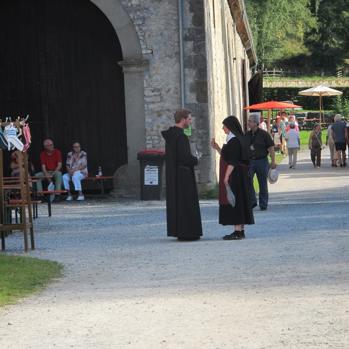 Auf dem Foto sieht man Ordensleute im Gespräch auf dem Klostermarkt.

Foto: LWL (öffnet vergrößerte Bildansicht)