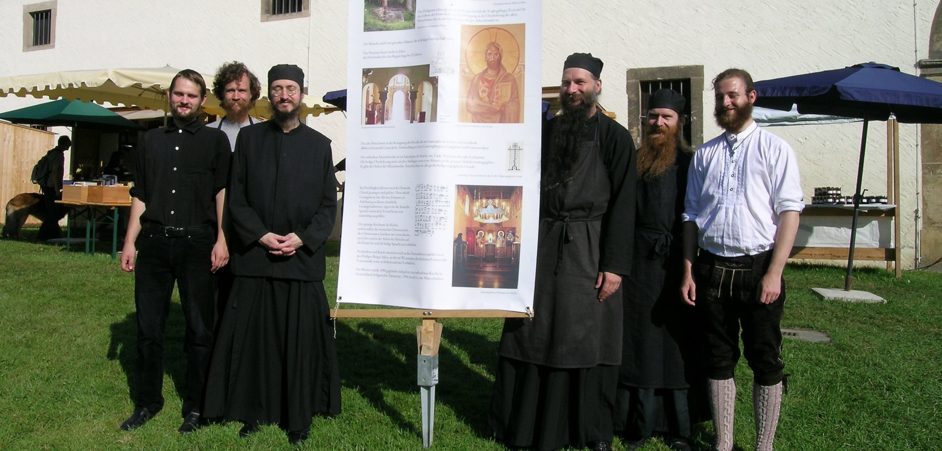 Auf dem Foto sieht man die Vertreter des Deutschen Orthodoxen Klosters Buchhagen auf dem Klostermarkt in Dalheim.

Foto: LWL/Rosar