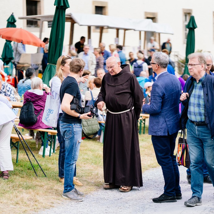 Bruder Gabriel vom rollenden Kloster im Gespräch mit Besuchern.

Foto: Bezim Mazhiqi (vergrößerte Bildansicht wird geöffnet)