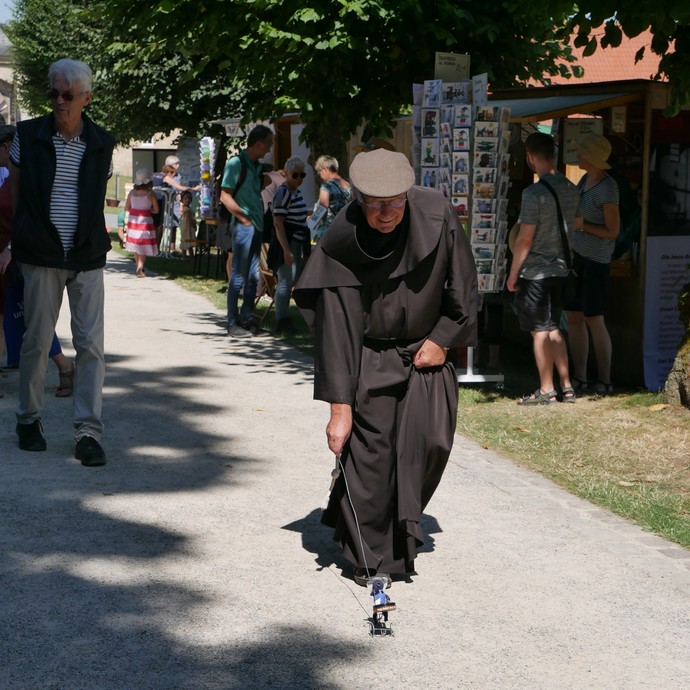 Auf dem Foto sieht man einen Ordensbruder, der einen Eisen-Hund über den Klostermarkt schiebt.

Foto: LWL (öffnet vergrößerte Bildansicht)
