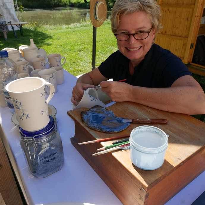 Auf dem Foto sieht man eine Mitarbeitern aus Maria Laach, die auf dem Klostermarkt die Keramik von Hand bemalt.

Foto: LWL (öffnet vergrößerte Bildansicht)