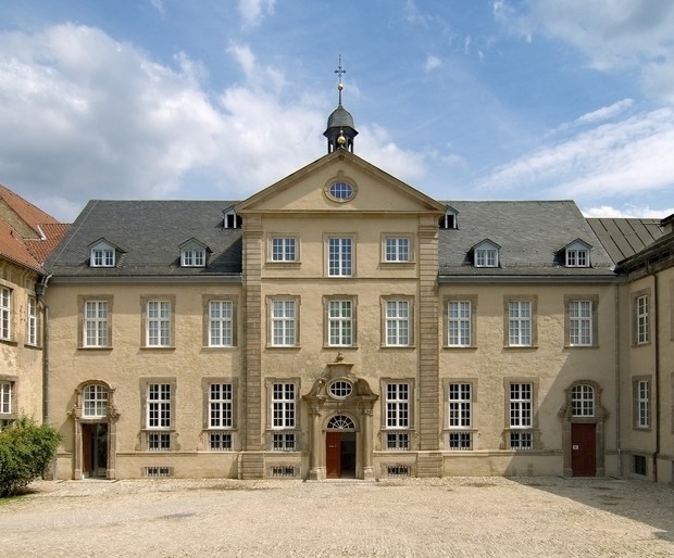 Auf dem Foto sieht man den Ehrenhof des Klosters Dalheim.

Foto: LWL/Axel Thünker