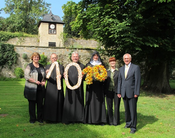 Auf dem Foto sieht man Aussteller und Veranstalter, die sich anlässlich des 10. Klostermarkt-Jubiläums zu einem Pressefoto zusammenfanden.
Foto: LWL