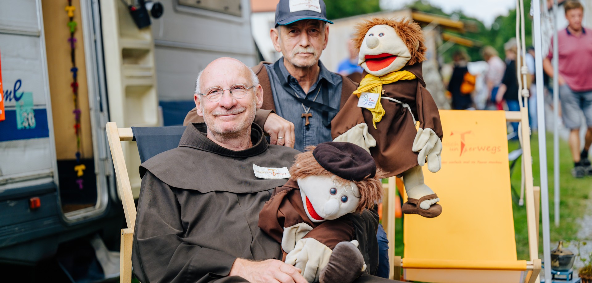 Bruder Gabriel und ein Helfer vor dem Wohmobil.

Foto: Bezim Mazhiqi