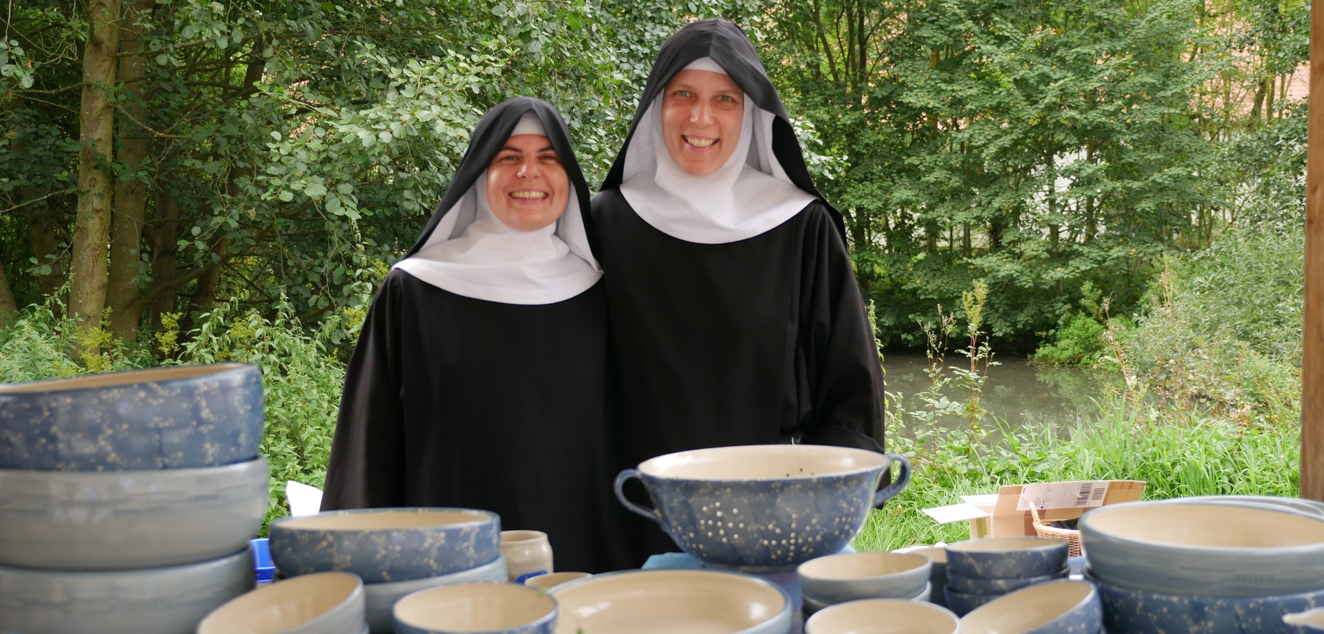 Auf dem Foto zeigen Schwester Judith und Schwester Caterina ihre Keramikwaren.

Foto: LWL