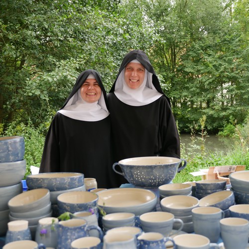 Auf dem Foto sieht man zwei Schwestern aus der Abtei Herstelle, die ihre Waren auf dem Klostermarkt präsentieren.

Foto: LWL
