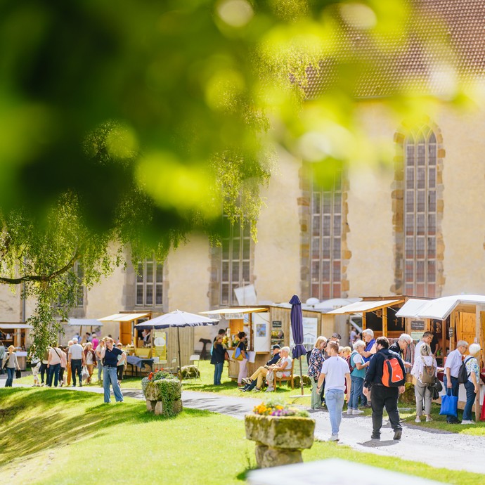 Viele Besucher und Besucherinnen gehen über den Markt.

Foto: Bezim Mazhiqi (vergrößerte Bildansicht wird geöffnet)