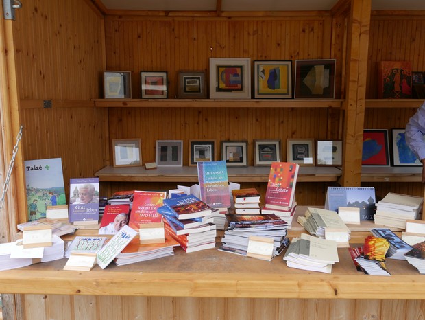 Eine Auswahl der Produkte, die am Stand der Communauté de Taizé angeboten werden.

Foto: LWL/Pillen