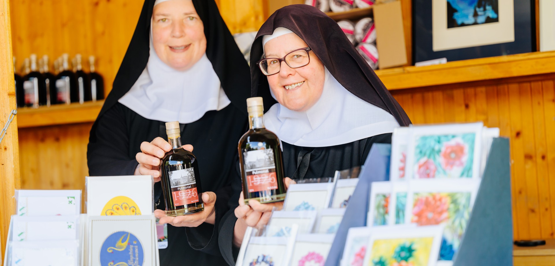 Die Schwestern präsentieren die von Hand hergestellten Produkte

Foto: Bezim Mazhiqi