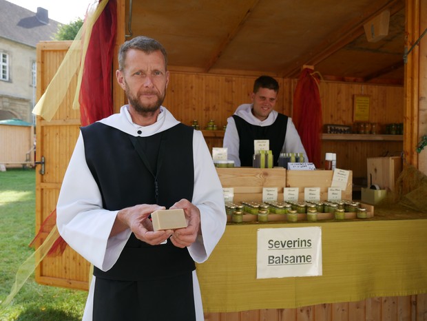 Auf dem Foto präsentiert Bruder Georg die in der Abtei St. Severin von Hand hergestellte Seife.

Foto: LWL