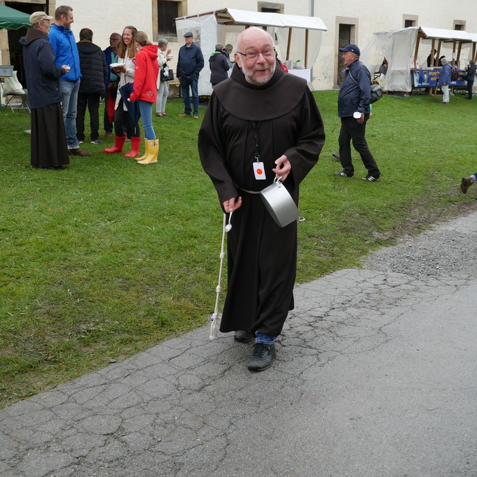 Bruder Augustinus preist die Suppe an

Foto: LWL (öffnet vergrößerte Bildansicht)