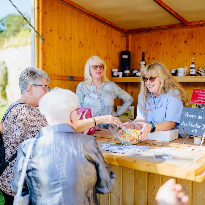 Eine Frau zieht ein Los am Stand des Vereins der Freunde.

Foto: Bezim Mazhiqi (vergrößerte Bildansicht wird geöffnet)