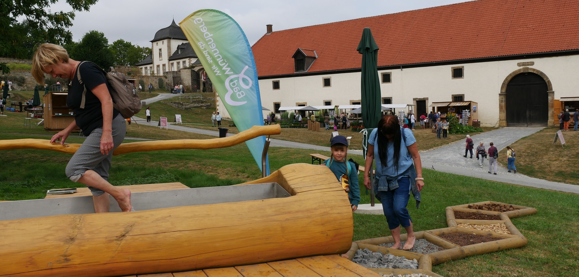 Der mobile Barfußpfad lockt viele Besucher an den Stand der drei Städte

Foto: LWL/Pillen