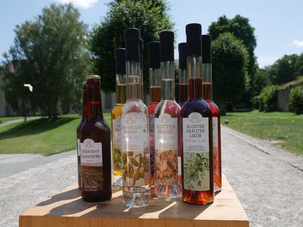 Unter anderem werden Brände, Liköre und Dalheimer Klosterbräu an den Ständen von Stiftung Kloster Dalheim angeboten..

Foto: LWL/Giebken