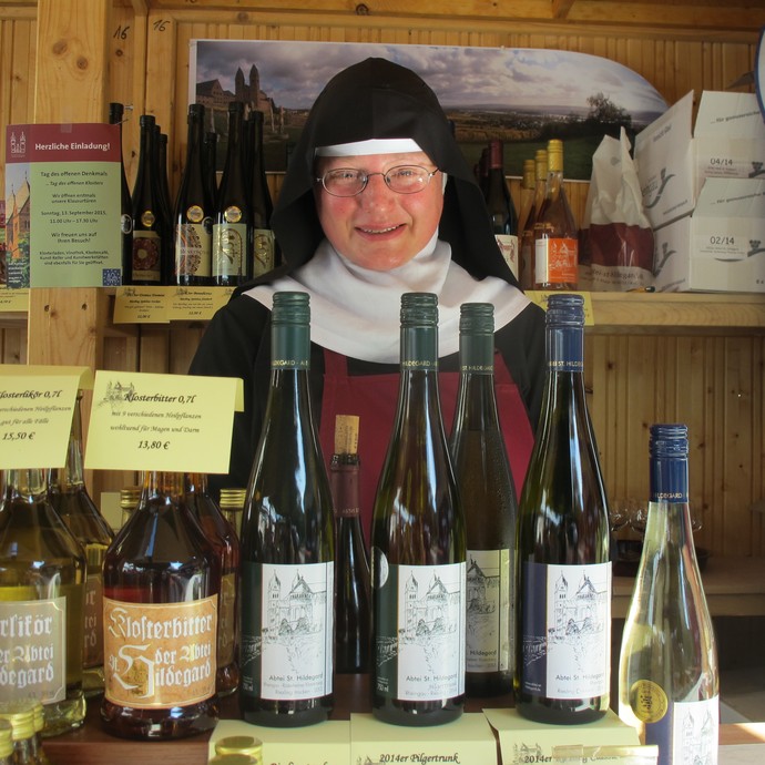 Auf dem Foto sieht man eine Ordensschwester aus Rüdesheim, die in der Klostermarkthütte Wein verkauft.

Foto: LWL (öffnet vergrößerte Bildansicht)
