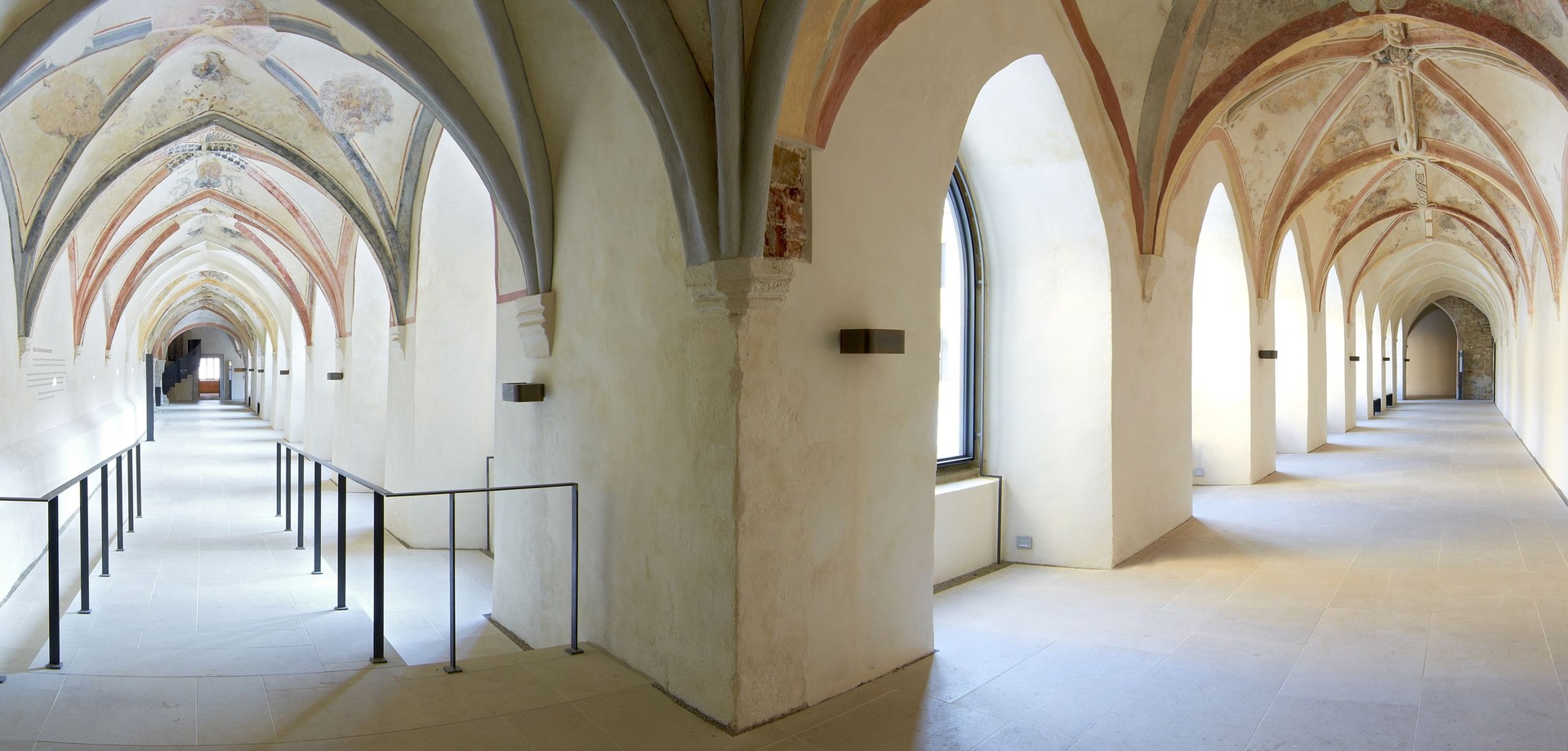 Auf dem Foto sieht man den Kreuzgang des ehemaligen Klosters in Dalheim. 

Foto: LWL/Olaf Mahlstedt, Hannover