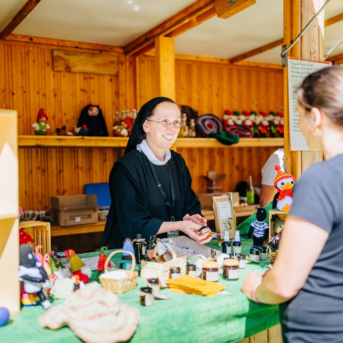 Eine Schwester aus der Benediktinerabtei Angermund spricht mit einer Besucherin am Stand.

Foto: Bezim Mazhiqi (vergrößerte Bildansicht wird geöffnet)