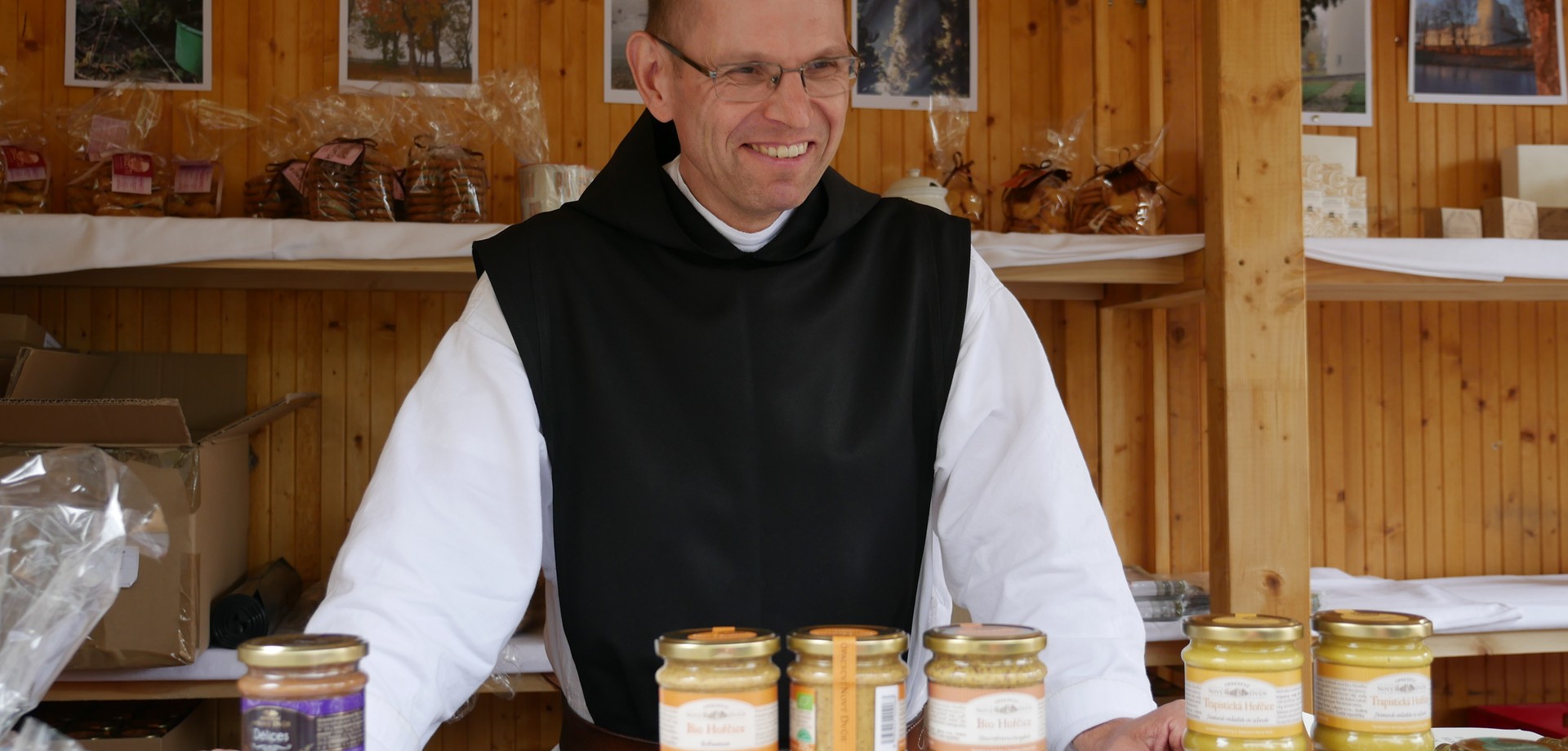 Auf dem Foto ist ein Mönch in der Klostermarkthütte zu sehen.

Foto: LWL