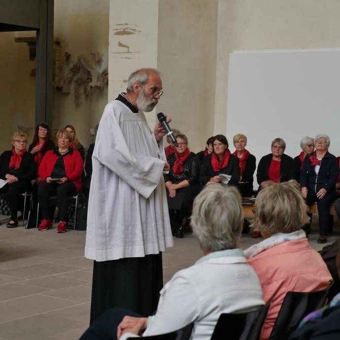 Gemeindereferent Herr Wiedenstritt während des Familiengottesdienstes. Im Hintergrund der Chor Sing and Swing.

Foto: LWL/Giebken (vergrößerte Bildansicht wird geöffnet)