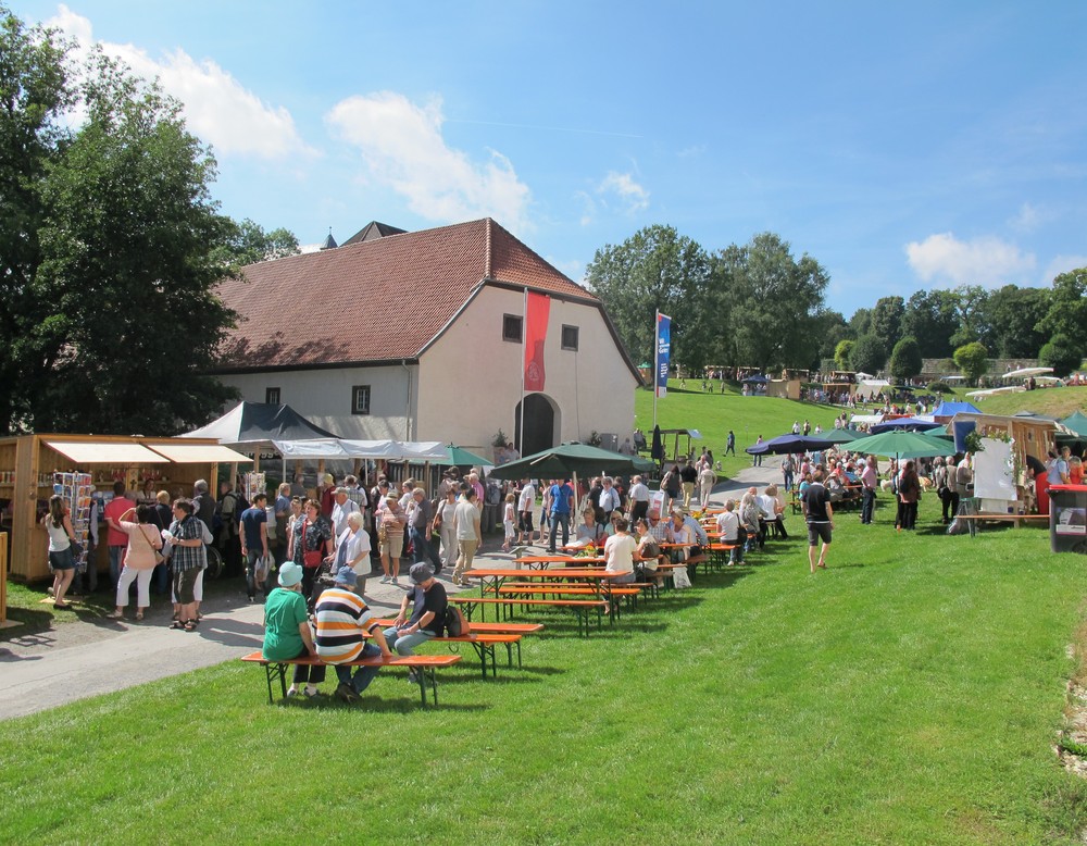 Auf dem Foto ist das Marktgeschehen zu sehen.

Foto: LWL