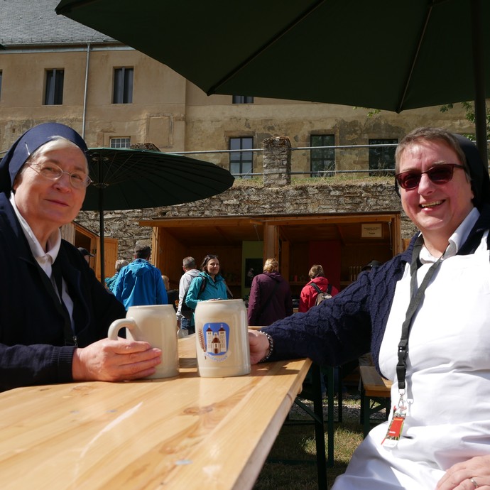 Auf dem Foto sieht man zwei Ordensschwestern, die in der Sonne das Mallersdorfer Bier genießen.

Foto: LWL (öffnet vergrößerte Bildansicht)