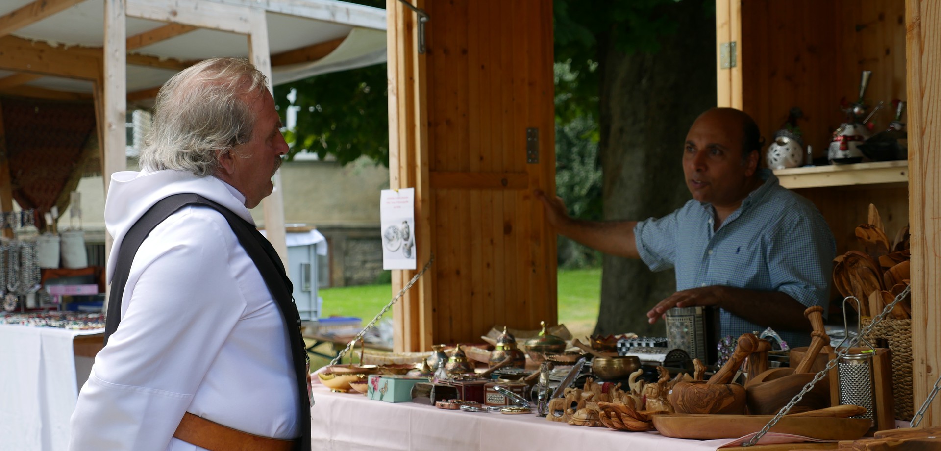 Auf dem Foto sieht man Anba Damian im Gespräch mit Pater Gerhard.

Foto: LWL