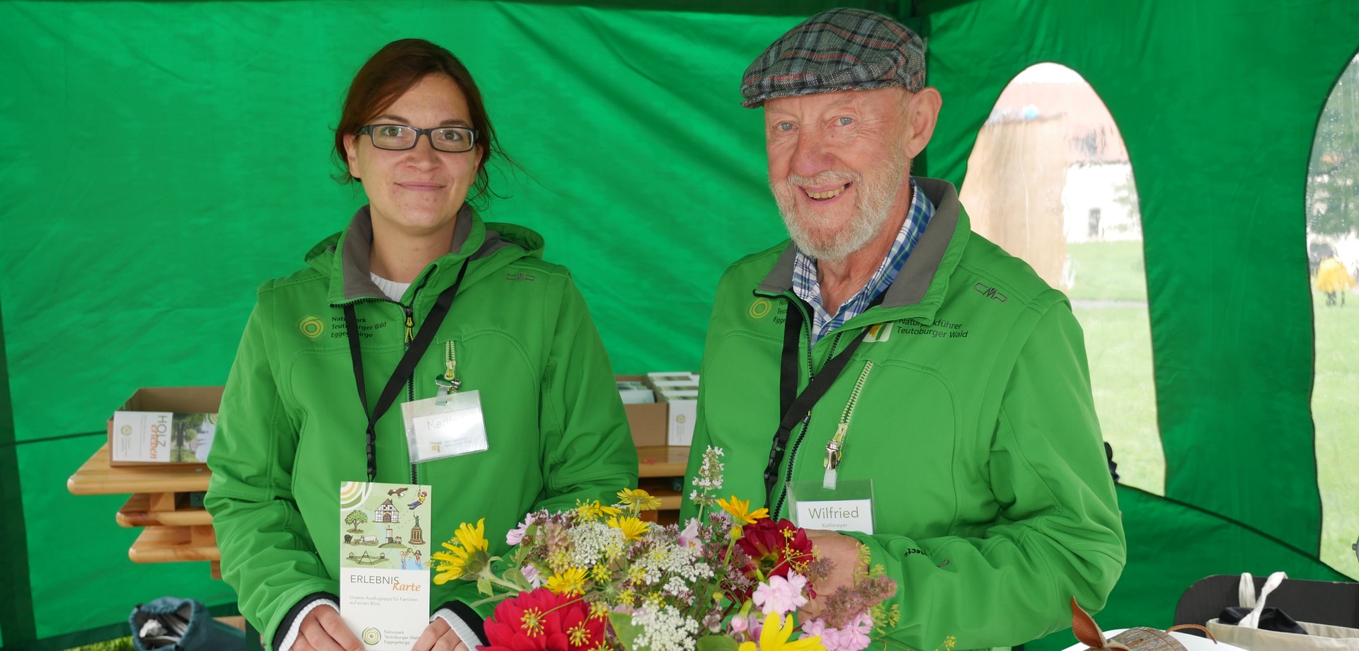 Zwei Mitarbeiter präsentieren den Naturpark Teutoburger Wald auf dem Klostermarkt

Foto: LWL/Kruck