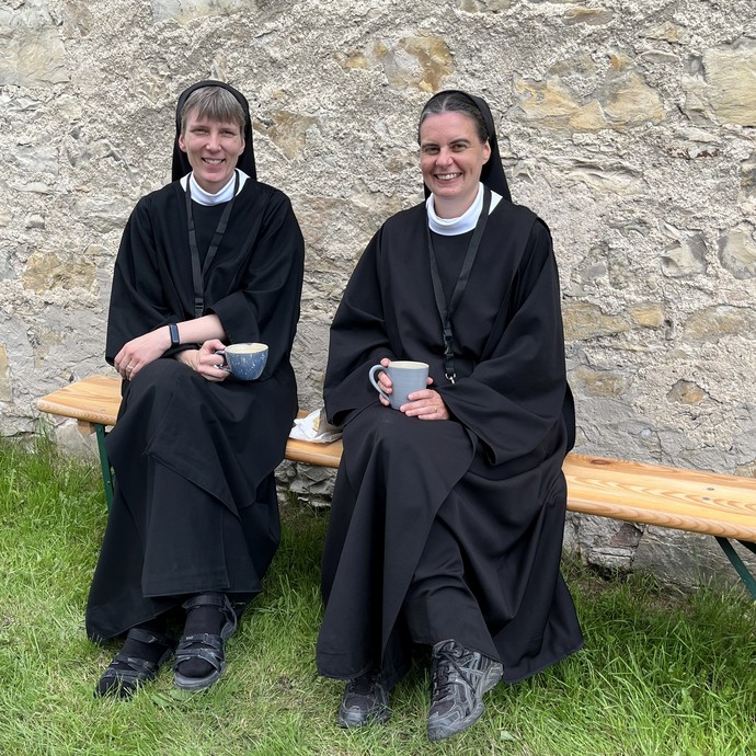 Schwester Judith und Schwester Caterina aus der Abtei in Herstelle im Gespräch.

Foto: LWL (vergrößerte Bildansicht wird geöffnet)