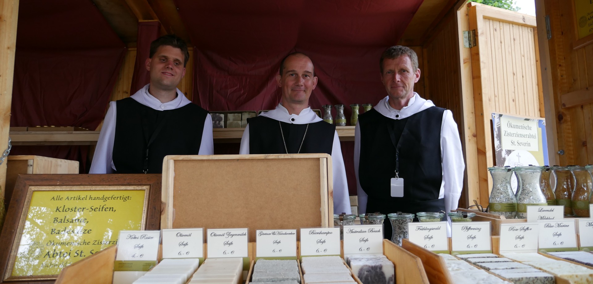 Auf dem Foto sind drei Mönche aus St. Severin an ihrem Stand zu sehen.

Foto: LWL