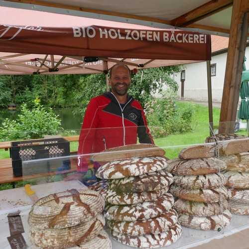 Frische Brote werden am Stand des Stiftes St. Florians verkauft.

Foto: LWL/Kruck