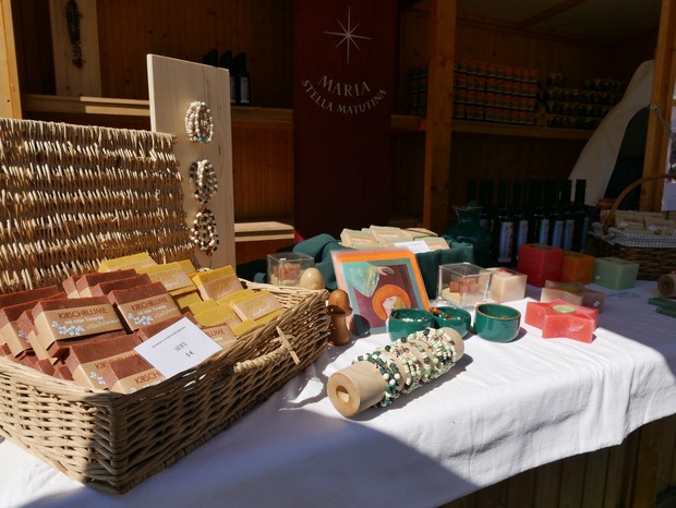 Auf dem Foto sind verschiedene Produkte, die die Ordensschwestern auf dem Klostermarkt anbieten, zu sehen.

Foto: LWL/Schellenberg