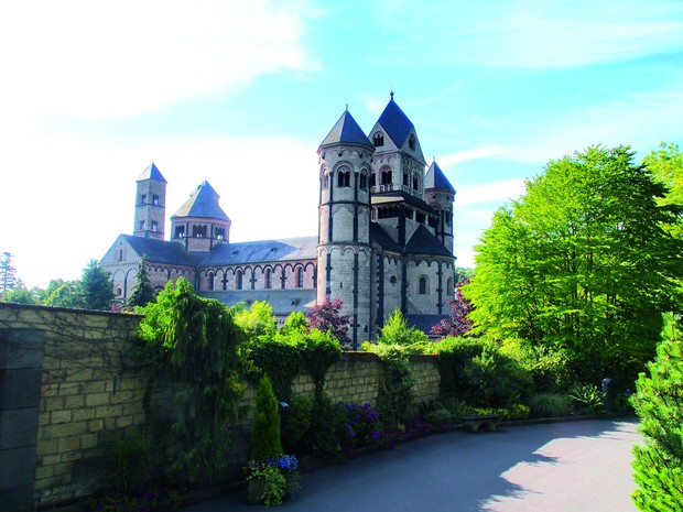 Auf dem Foto sieht man das Kloster Maria Laach.

Foto: Kloster Maria Laach