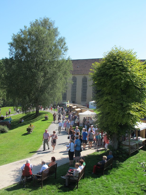 Auf dem Foto sieht man den Klostermarkt aus der Perspektive des Klostergartens.

Foto: LWL