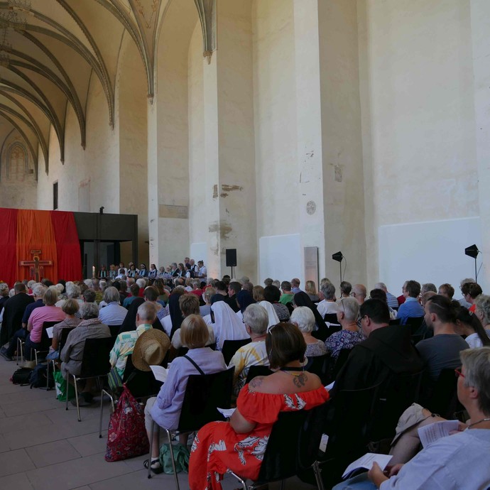 Das Taizé-Gebet zieht jährlich zahlreiche Besucherinnen und Besucher an. 

Foto: LWL/Beyerstedt (vergrößerte Bildansicht wird geöffnet)
