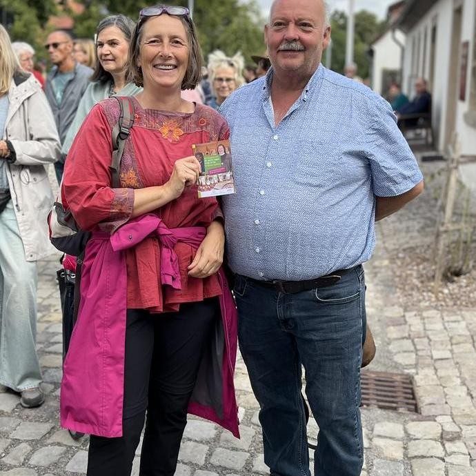 Die ersten beiden Marktbesucher am Samstagmorgen, die in der Schlange stehen.

Foto: LWL/Beyerstedt (vergrößerte Bildansicht wird geöffnet)