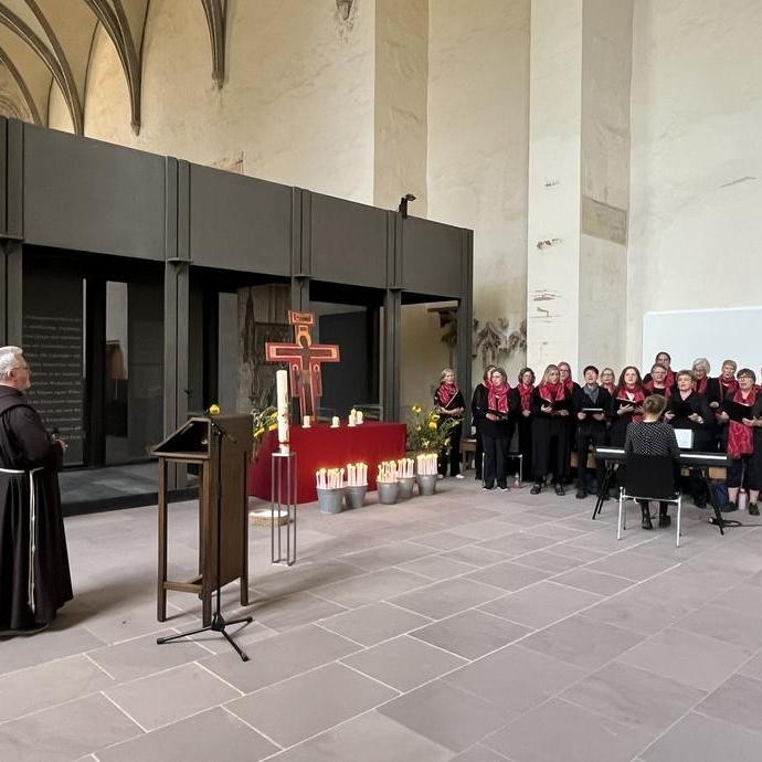 Das Taizé-Gebet wurde von Bruder Martin und dem Taizé-Chor der Gemeinde Franziskus, Dortmund-Mitte gestaltet.

Foto: LWL/Beyerstedt (vergrößerte Bildansicht wird geöffnet)