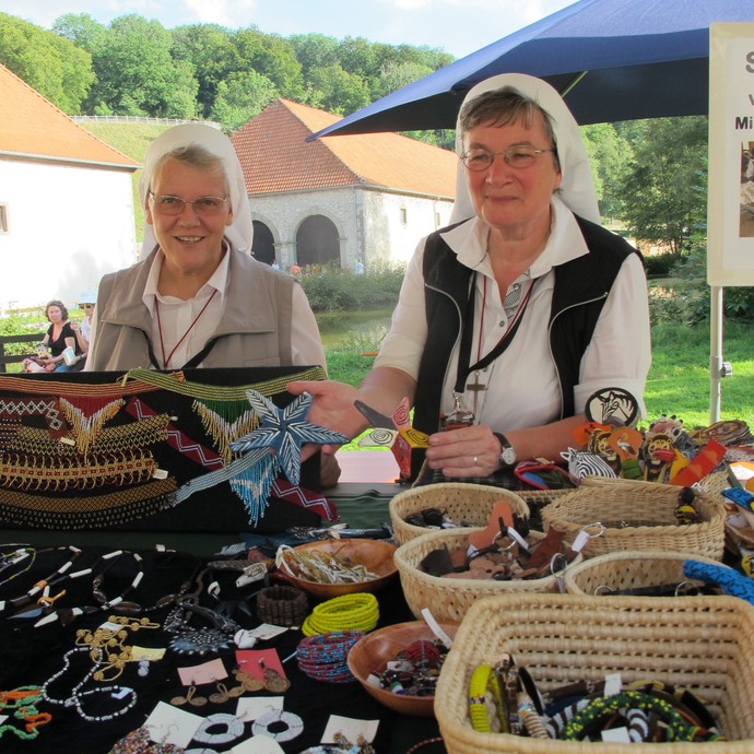 Auf dem Foto sieht man den Stand der Missionsarsschwestern aus Neuenbeken.

Foto: LWL (öffnet vergrößerte Bildansicht)